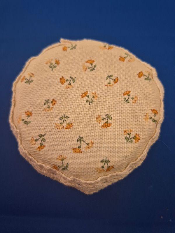 Small orange flowers on cream background beaded drinks cover