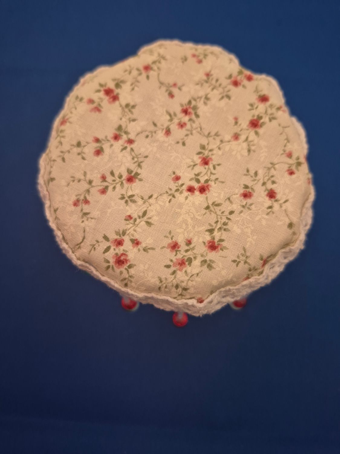 Tiny red roses on cream background beaded drinks cover