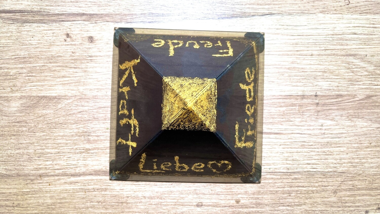 Pyramide "Goldener Stern"