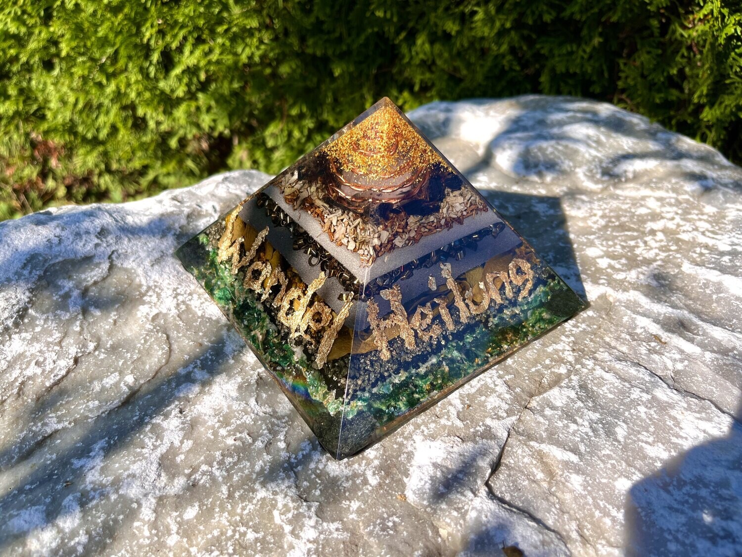 Pyramide um schwarze Magie zu neutralisieren