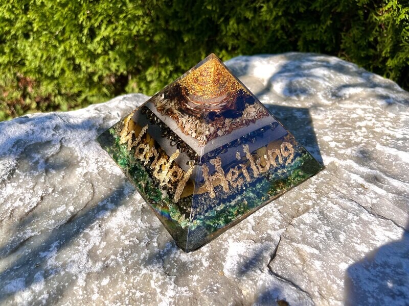 Pyramide um schwarze Magie zu neutralisieren