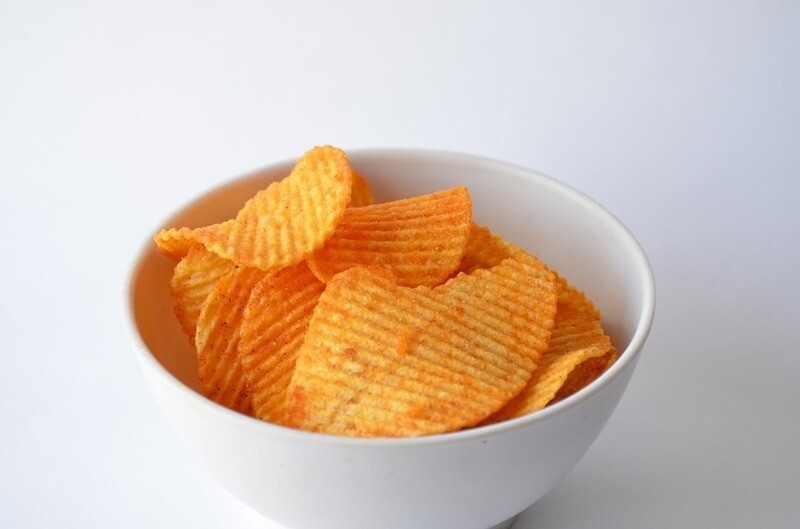 Schale mit Kartoffelchips