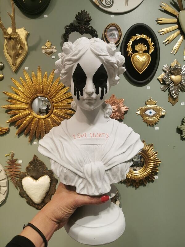 Statue LOVE HURTS