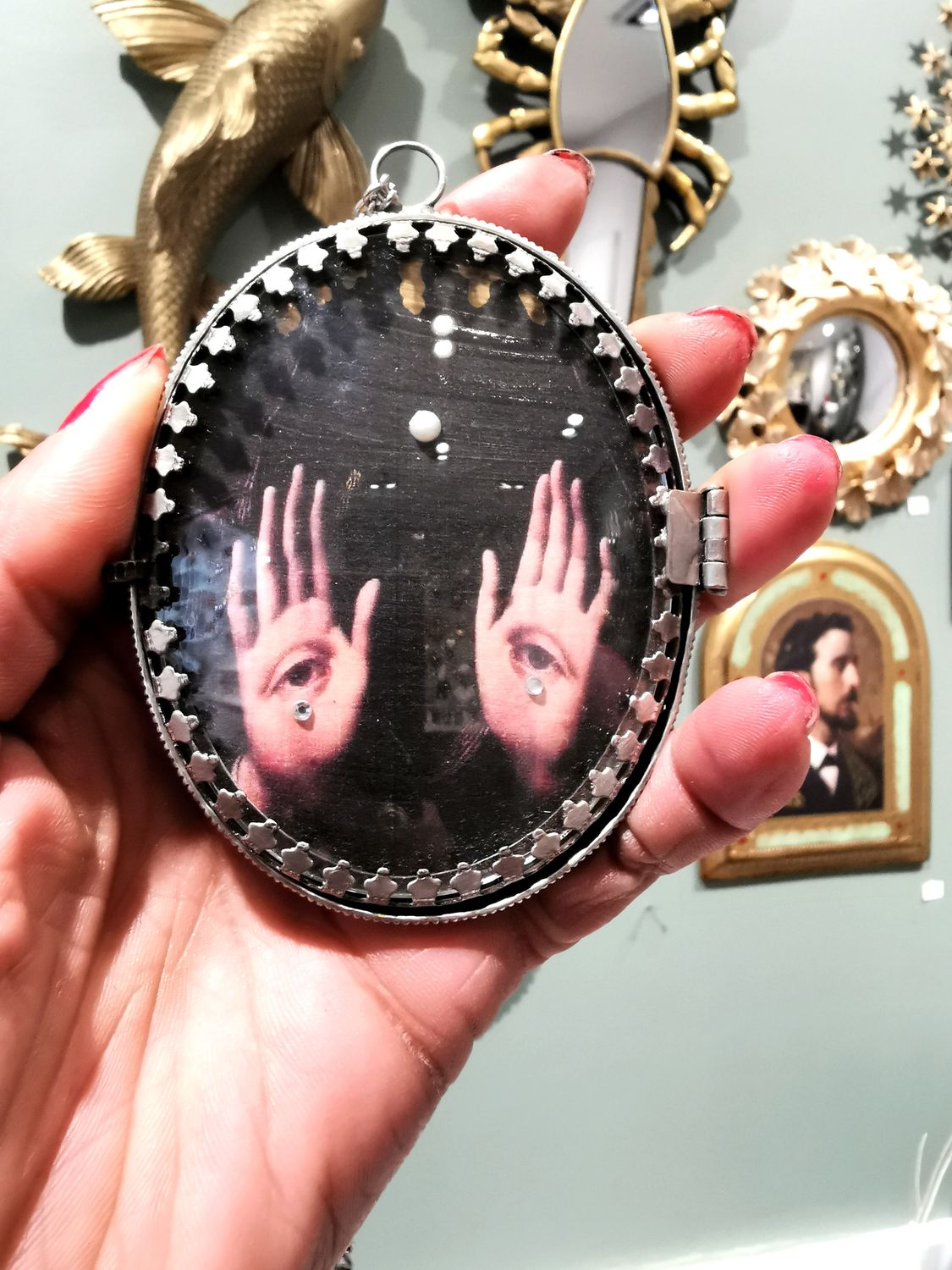 Medaillon Medium The hands that see