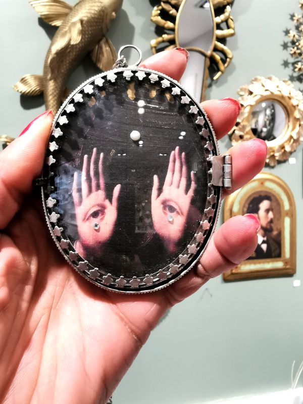 Medaillon Medium The hands that see