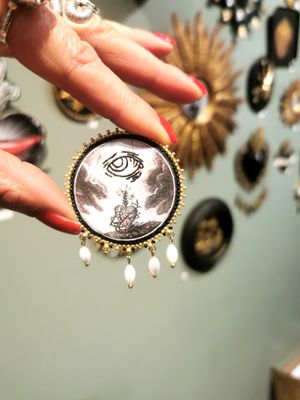 Broche Eye on The Sacred Heart