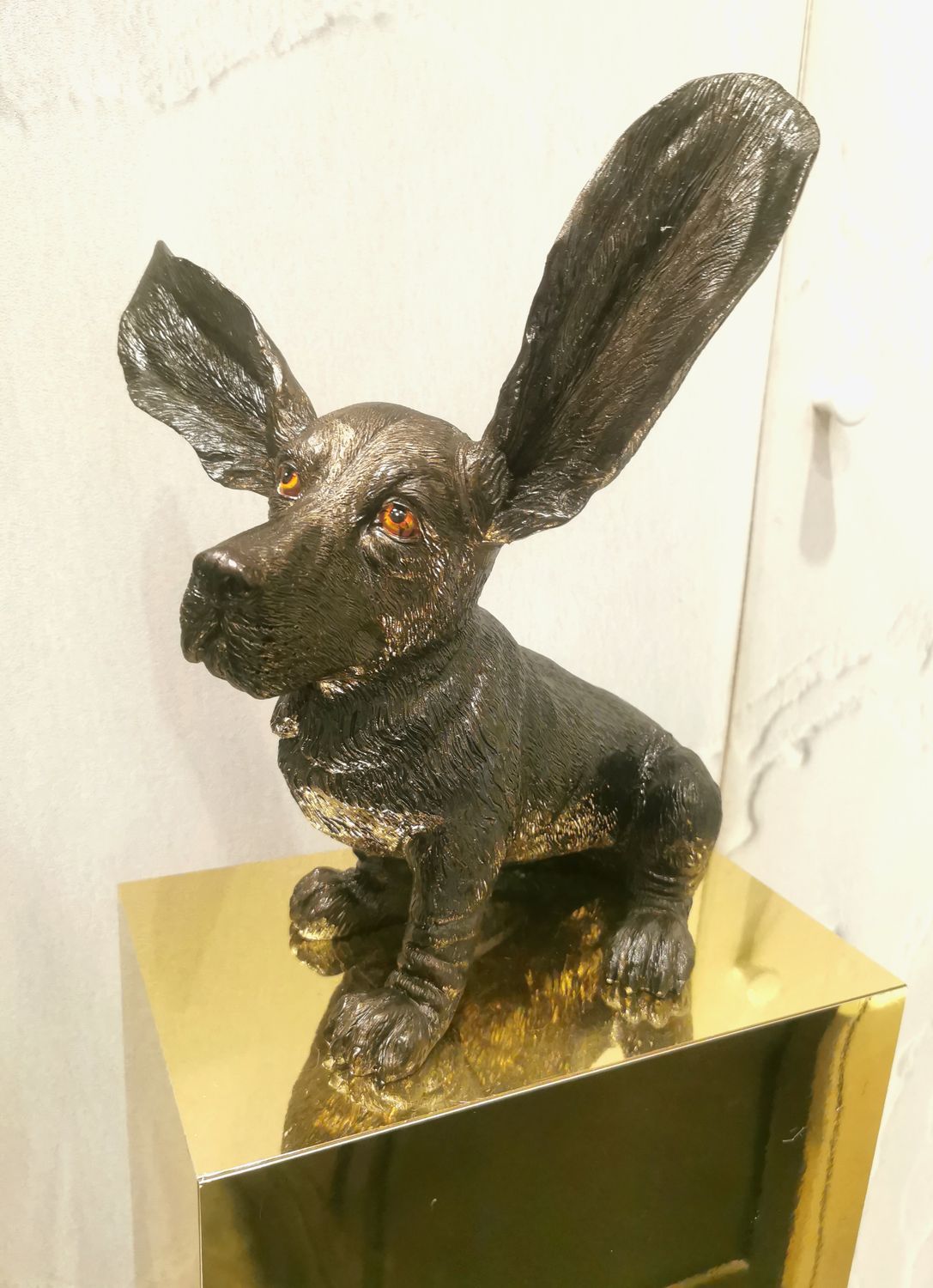 Statue Surprised Dog Noir Patiné Doré