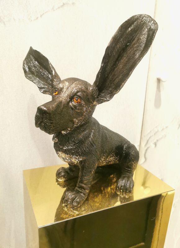 Statue Surprised Dog Noir Patiné Doré