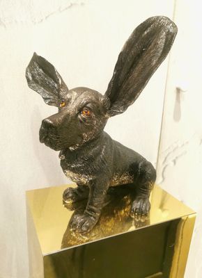 Statue Surprised Dog Noir Patiné Doré