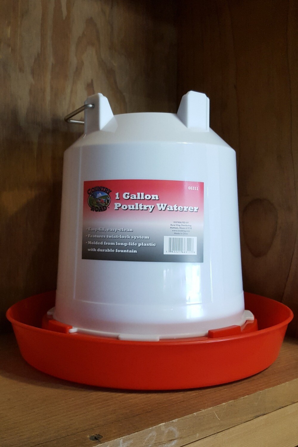 1 Gallon Hanging Plastic Poultry Waterer 1 Gallon Hanging Plastic Poultry Waterer
