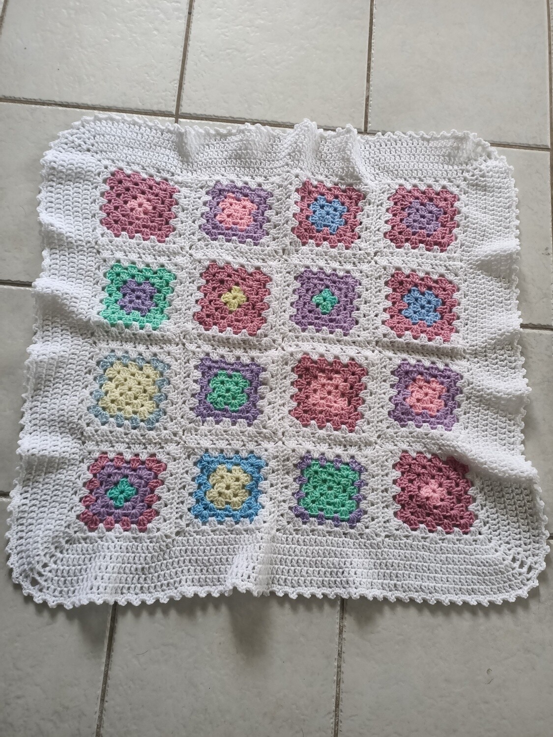 White &amp; Pastel Rug (ref # 194)