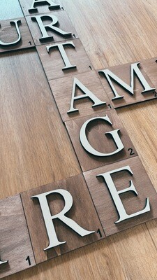 Scrabble mural-Support bois teinté