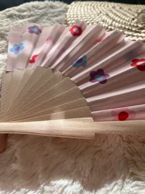 Eventail à graver- Tissu rose pâle et fleurs multicolores