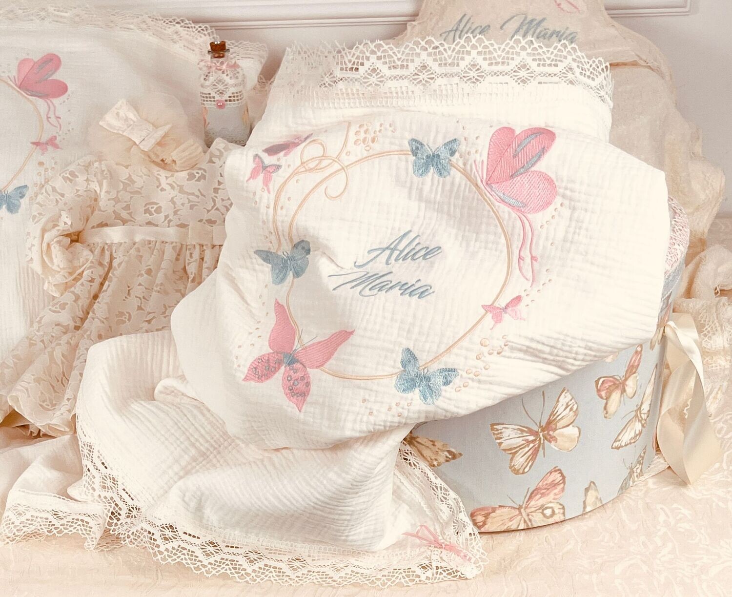 Trusou Muselina Botez Fluturi roz si aqua - Set Biserica Premium