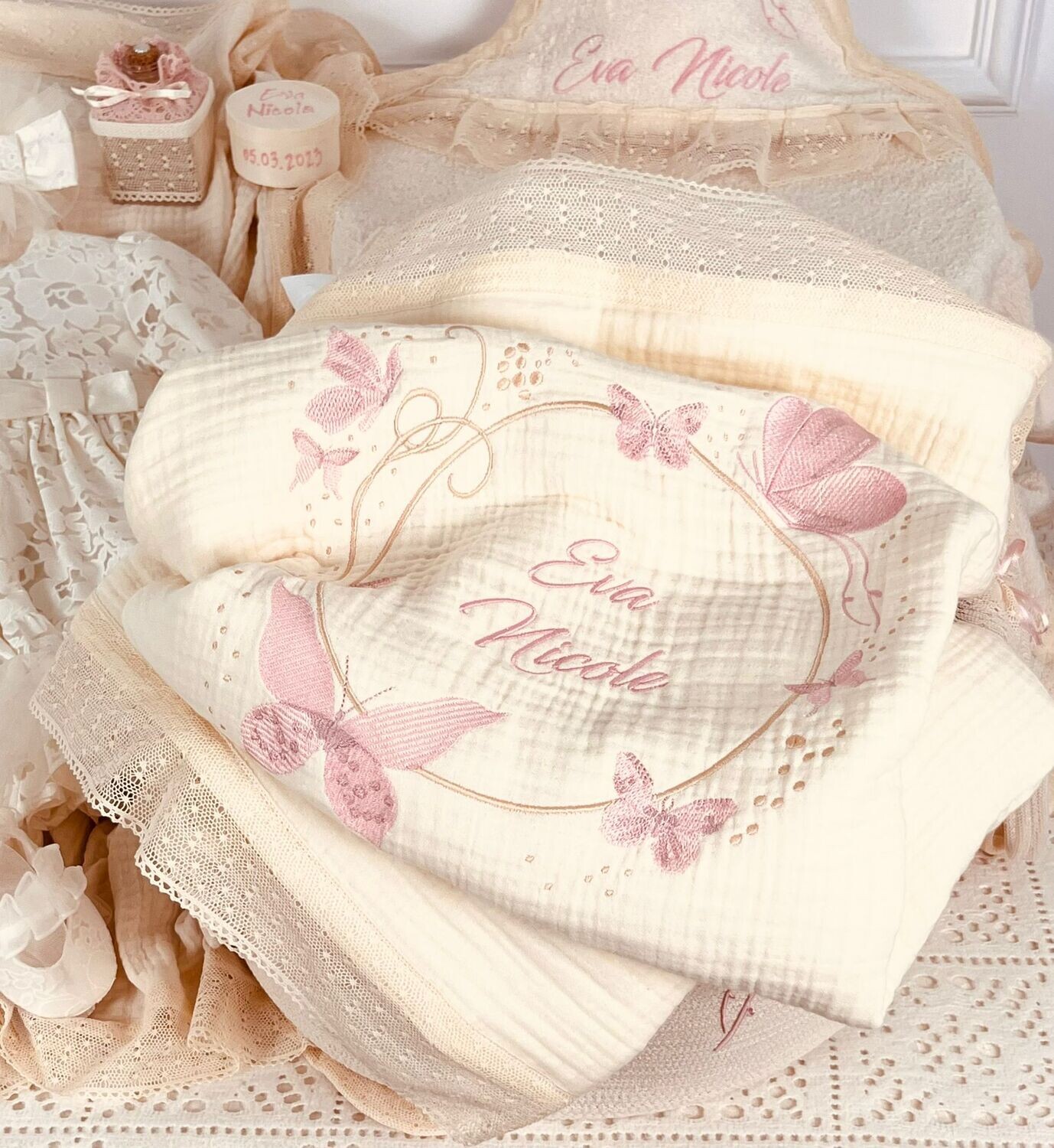 Trusou Botez Bumbac si Fluturi  Eva Nicole - Set Biserica Premium
