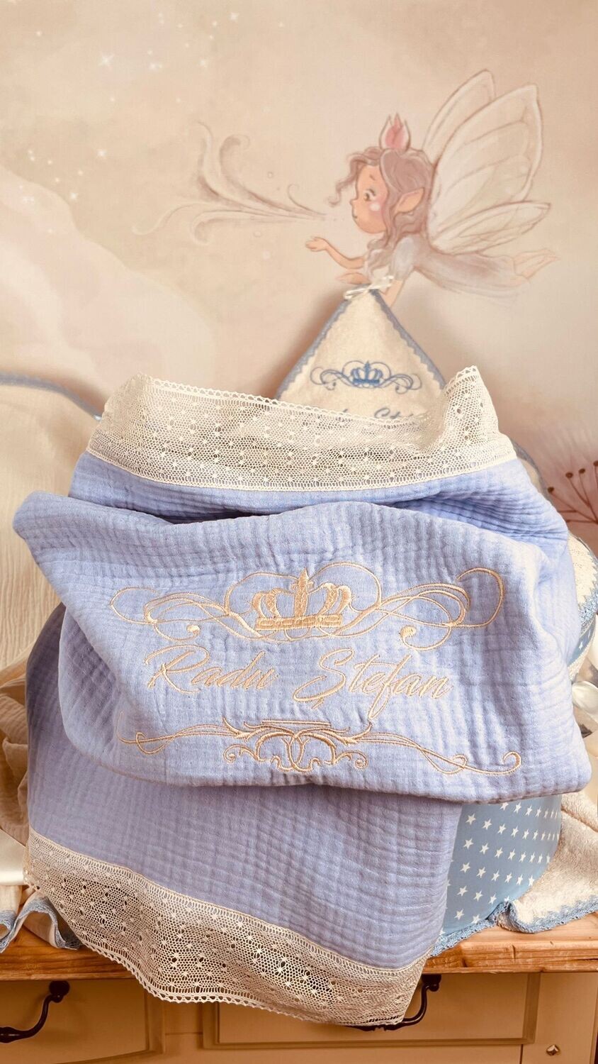 trusou pentru botez , lumanare pentru botez , paturica muselina , cutie pentru trusou , costumas din in