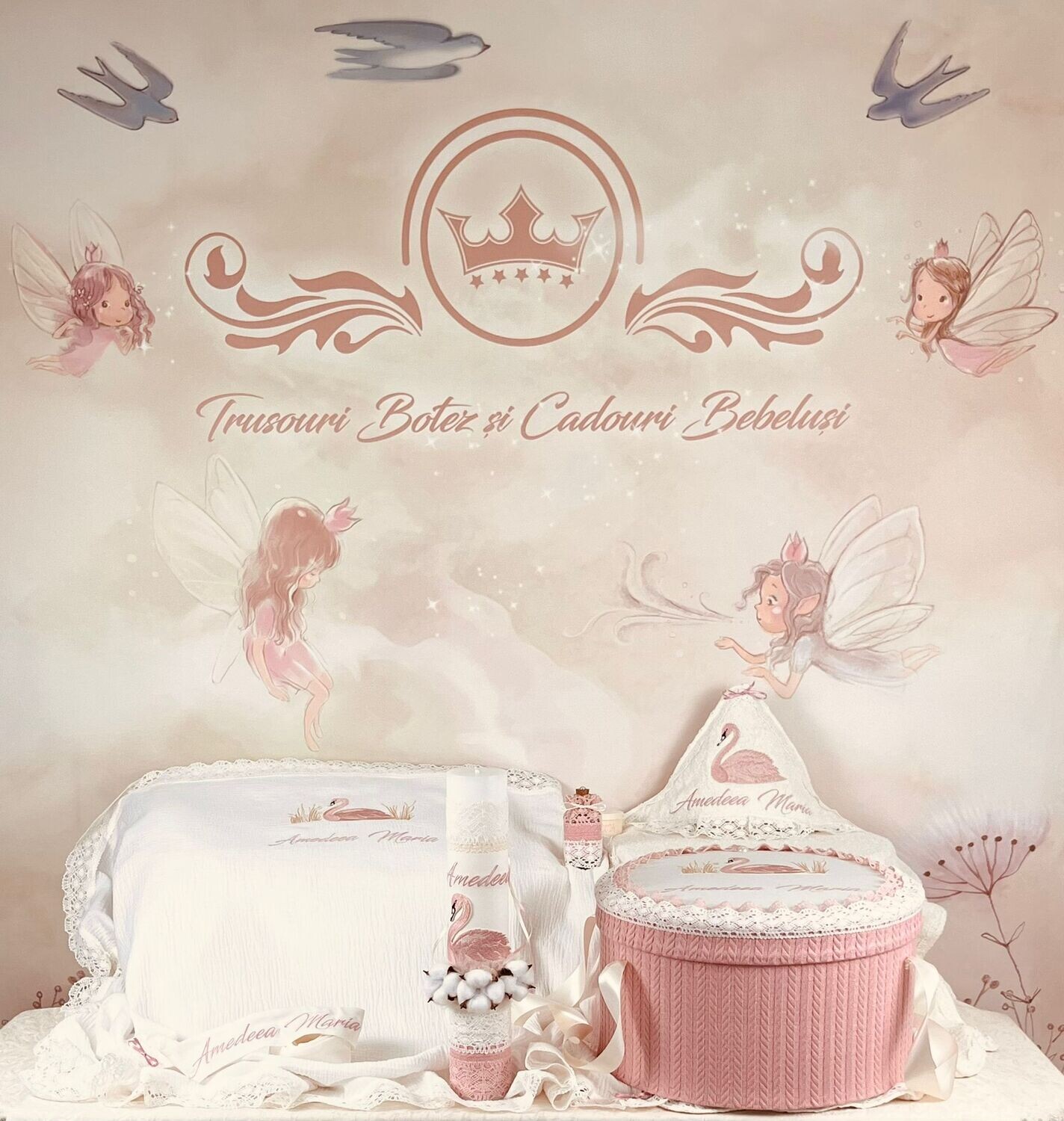 Trusou Botez Muslin Personalizat Lebada roz - Set Biserica
