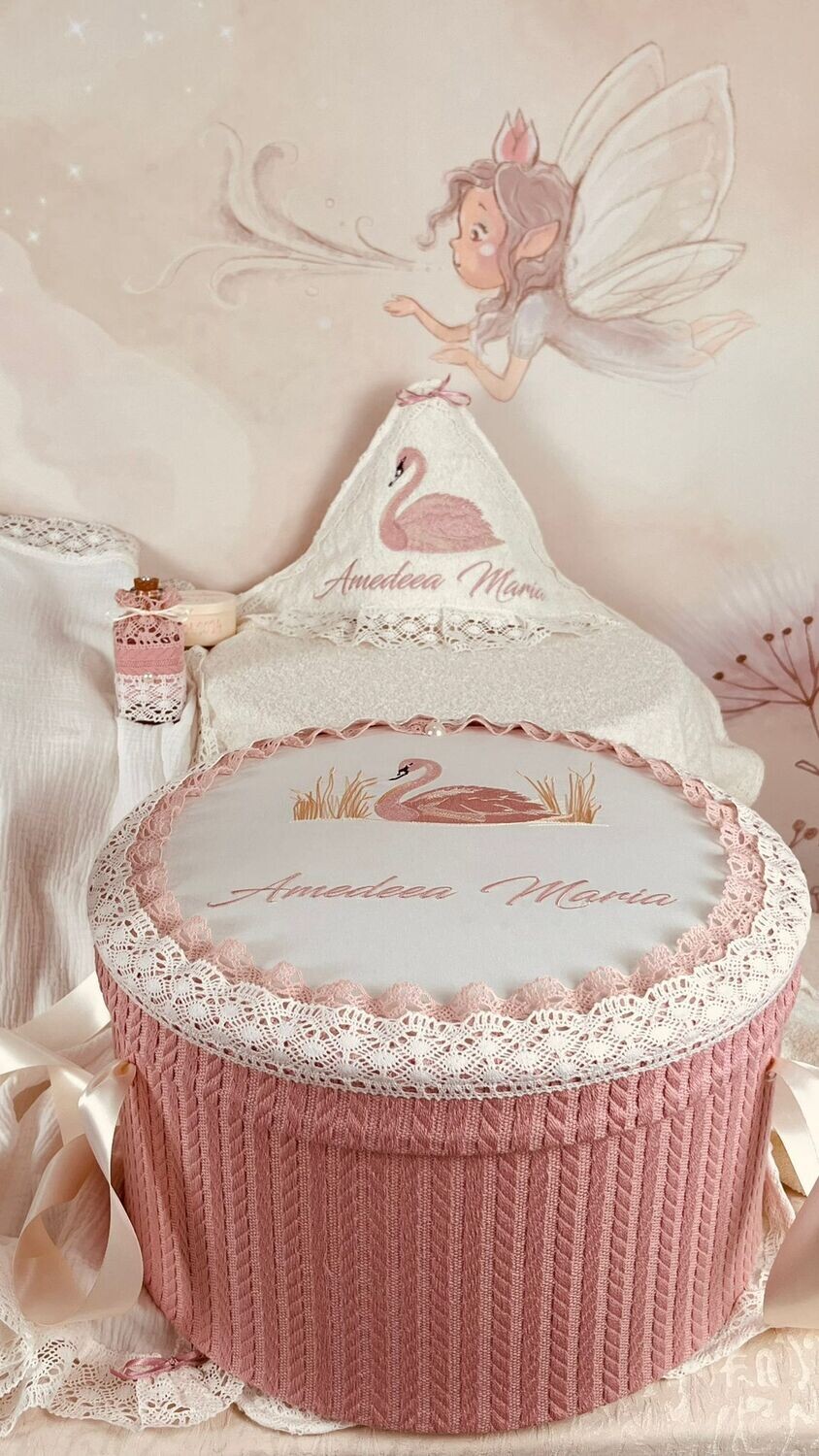 Trusou Botez Muslin Personalizat Lebada roz - Set Biserica