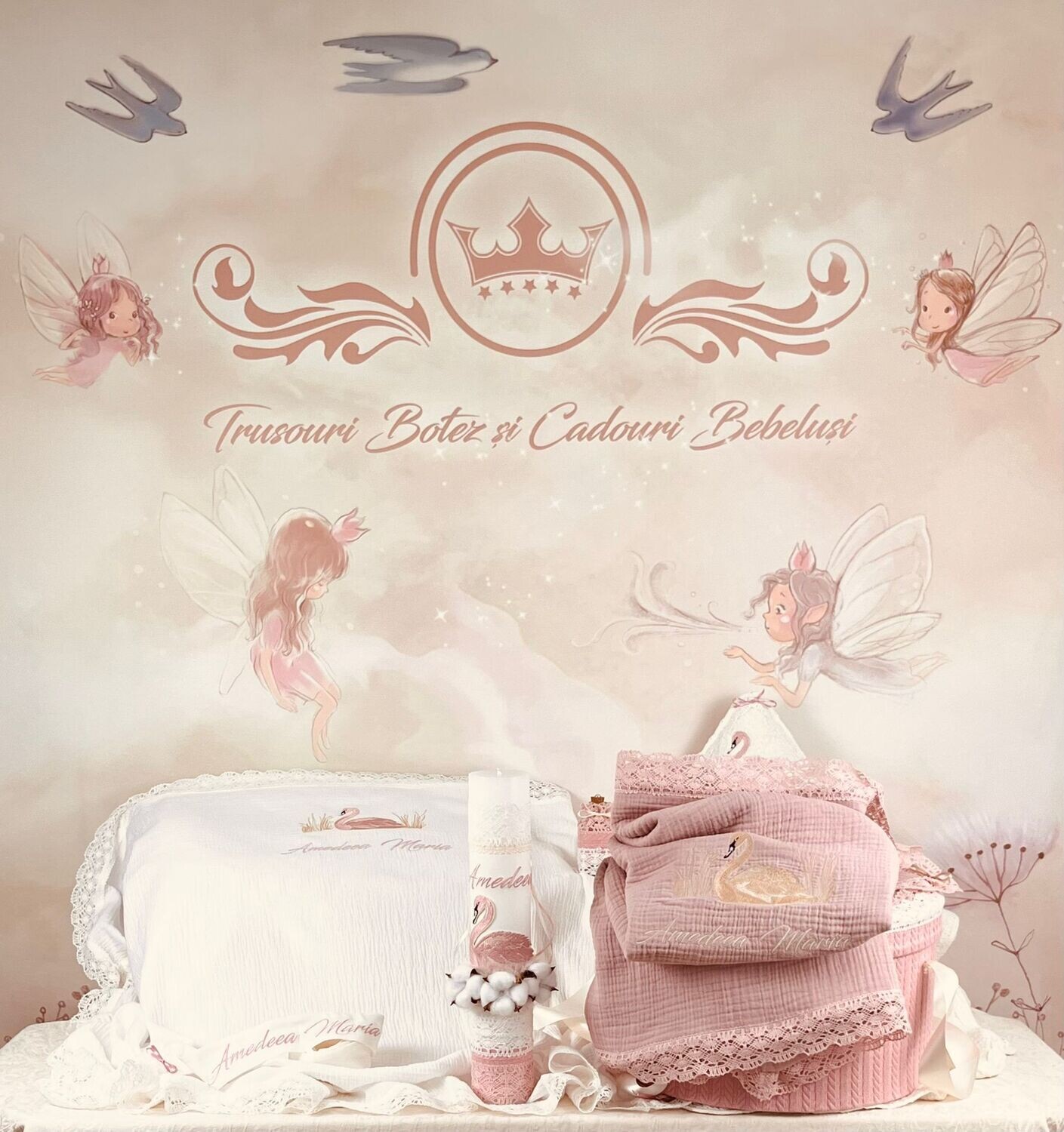 Trusou Botez Muslin Personalizat Lebada roz - Set Biserica