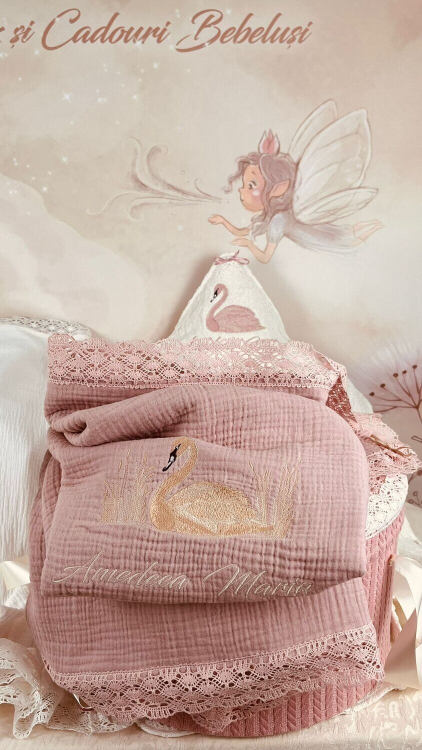 Trusou Botez Muslin Personalizat Lebada roz - Set Biserica