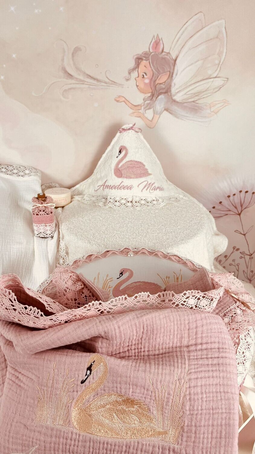 Trusou Botez Muslin Personalizat Lebada roz - Set Biserica