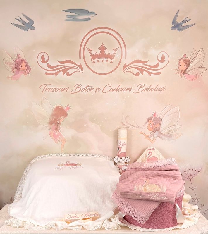 Trusou Botez Muslin Personalizat Lebada roz - Set Biserica Trusou Botez Muslin Personalizat Lebada roz - Set Biserica
