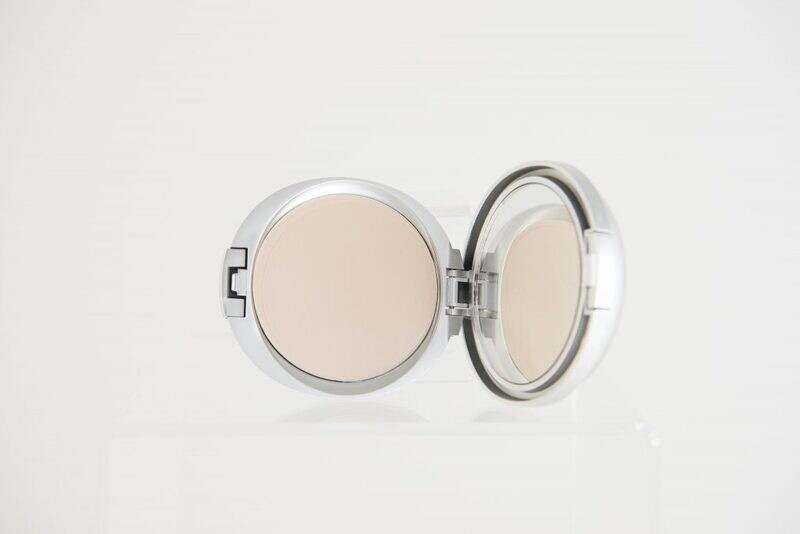 Compact Foundation: Linen