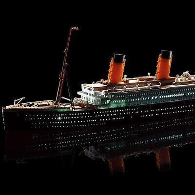 Academy 1/700 R.M.S. Titanic w/LED Set