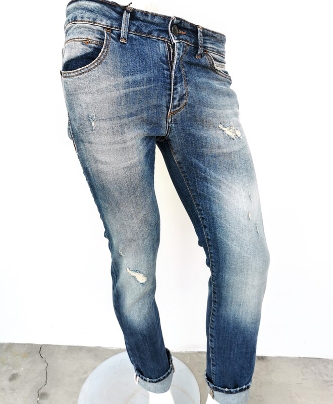 Jeans in denim rigid con rotture