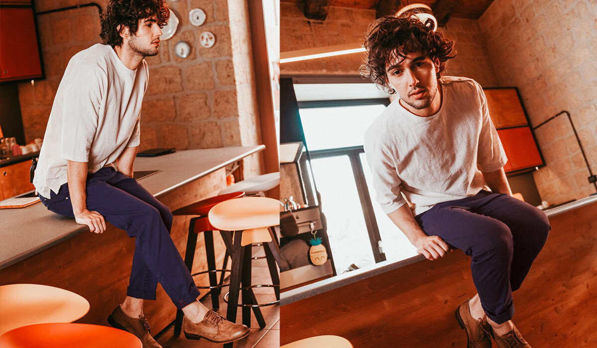 T-shirt over in lino