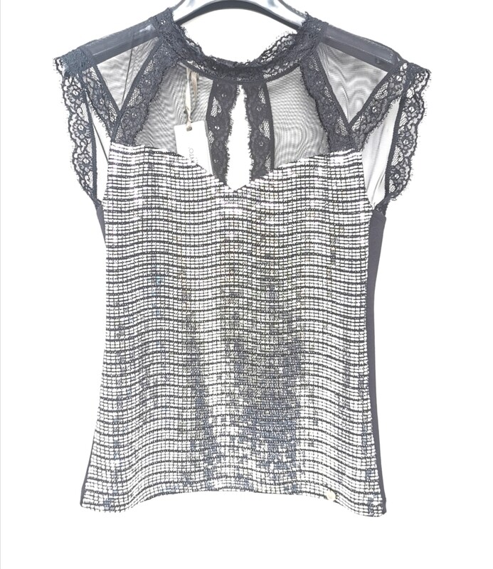 Top con inserti metallici e pizzo