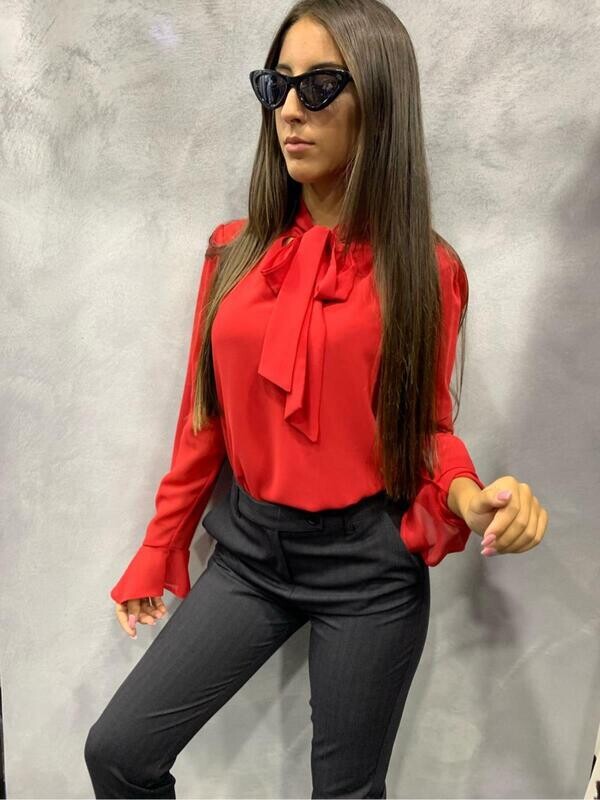 Blusa in crêpe con fiocco