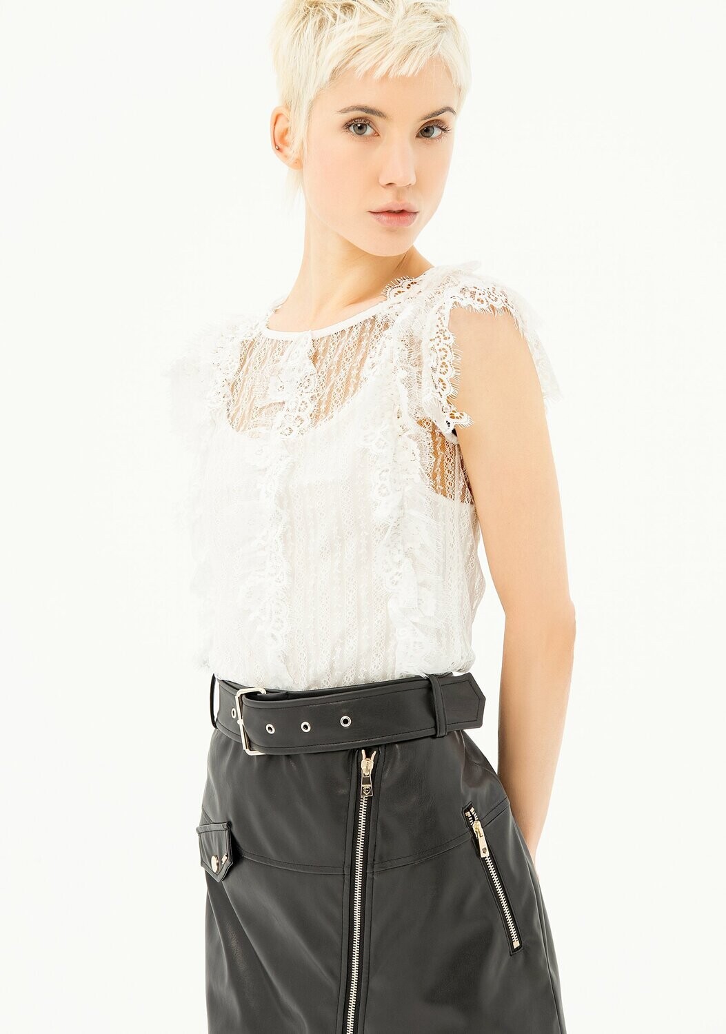 Top in pizzo con canotta