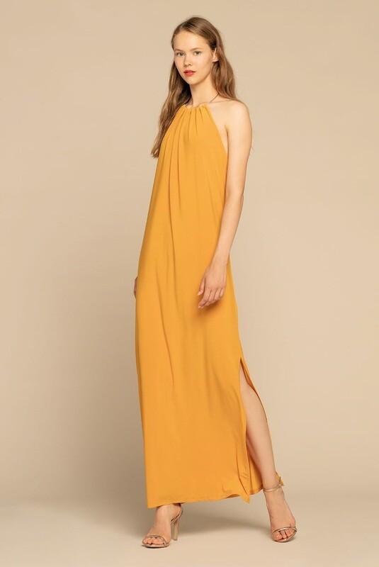 Vestito lungo con spacchi laterali.