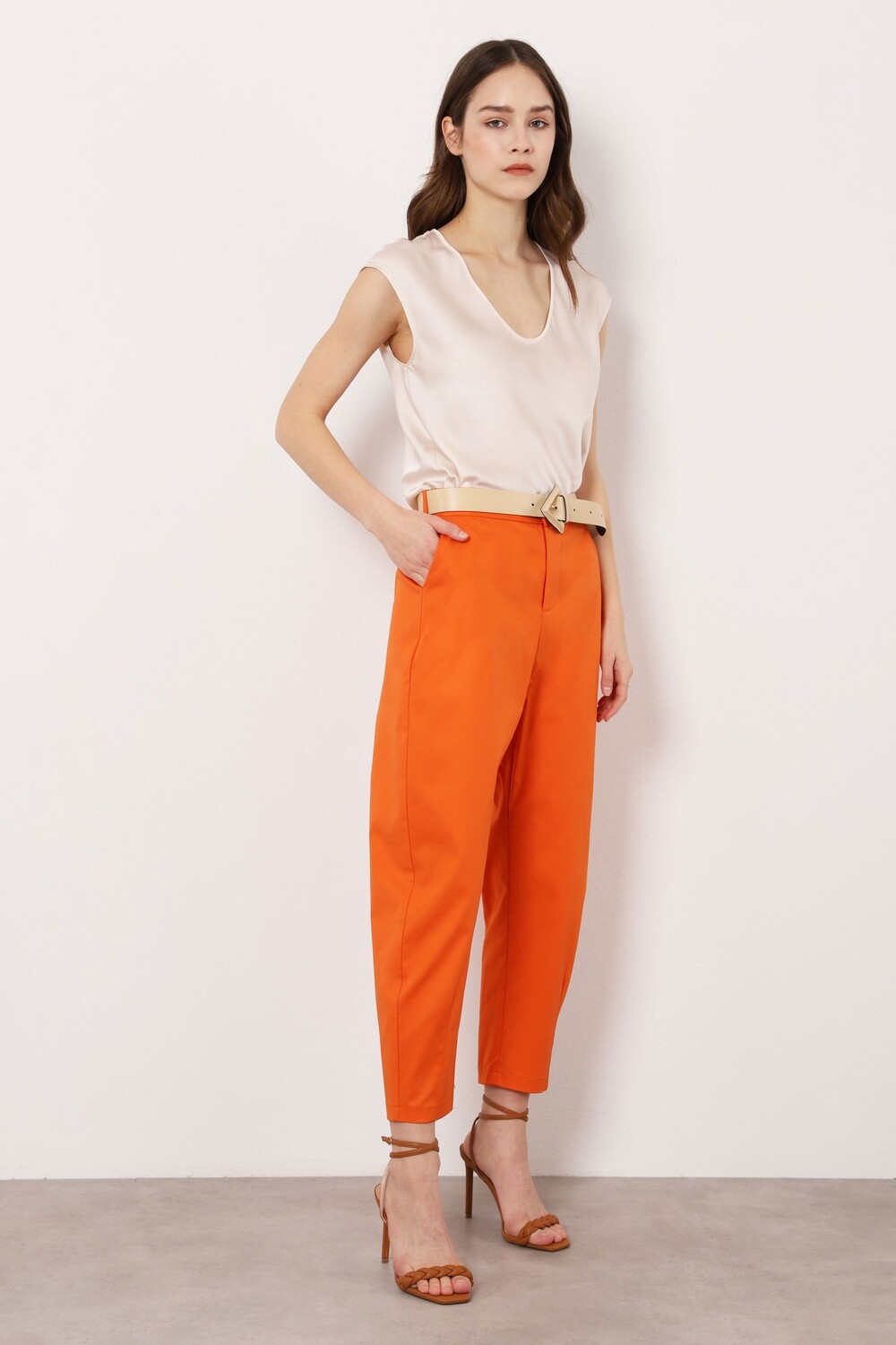 Pantaloni curved line a vita alta