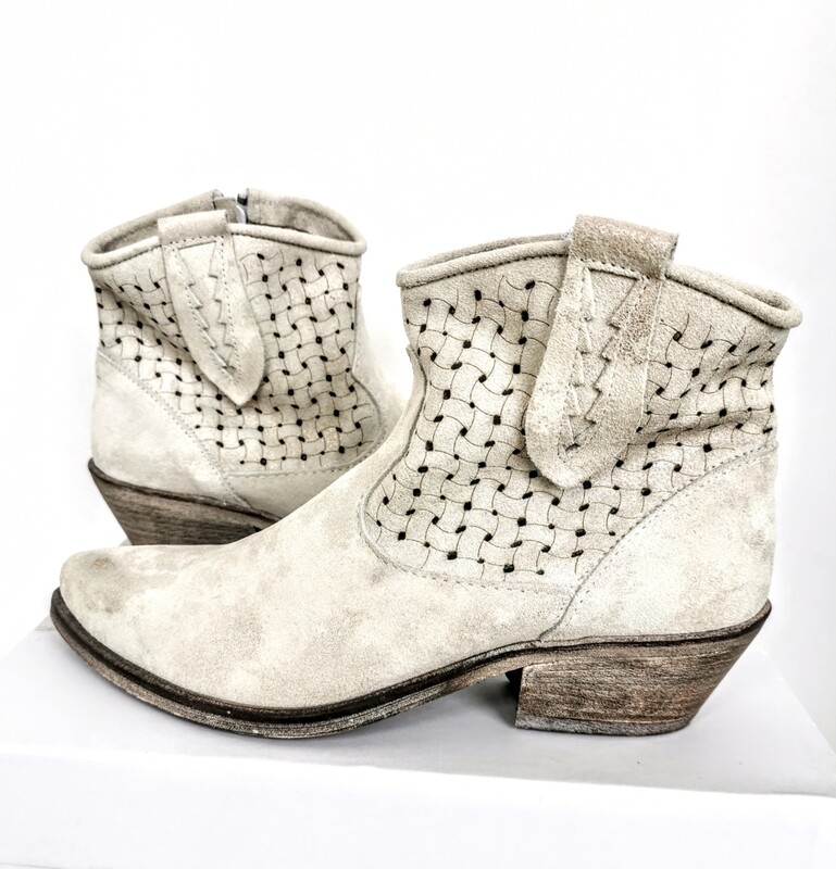 Stivali texani scamosciati e traforati