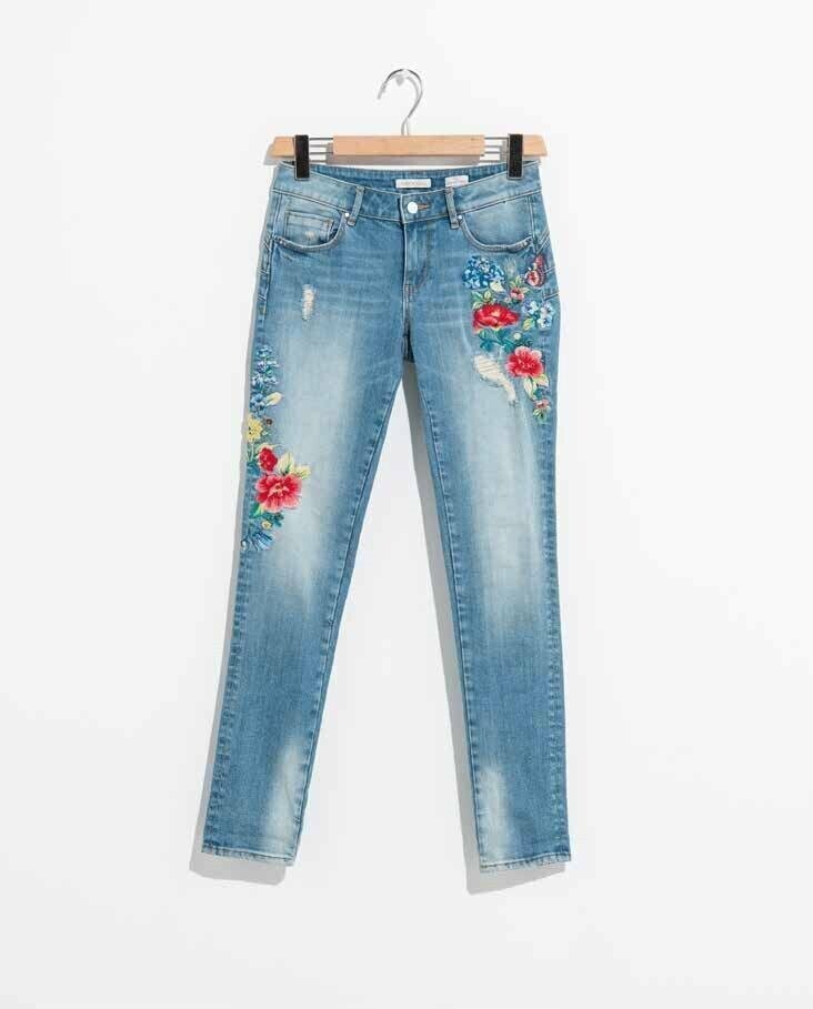 Jeans skinny con fiori ricamati.