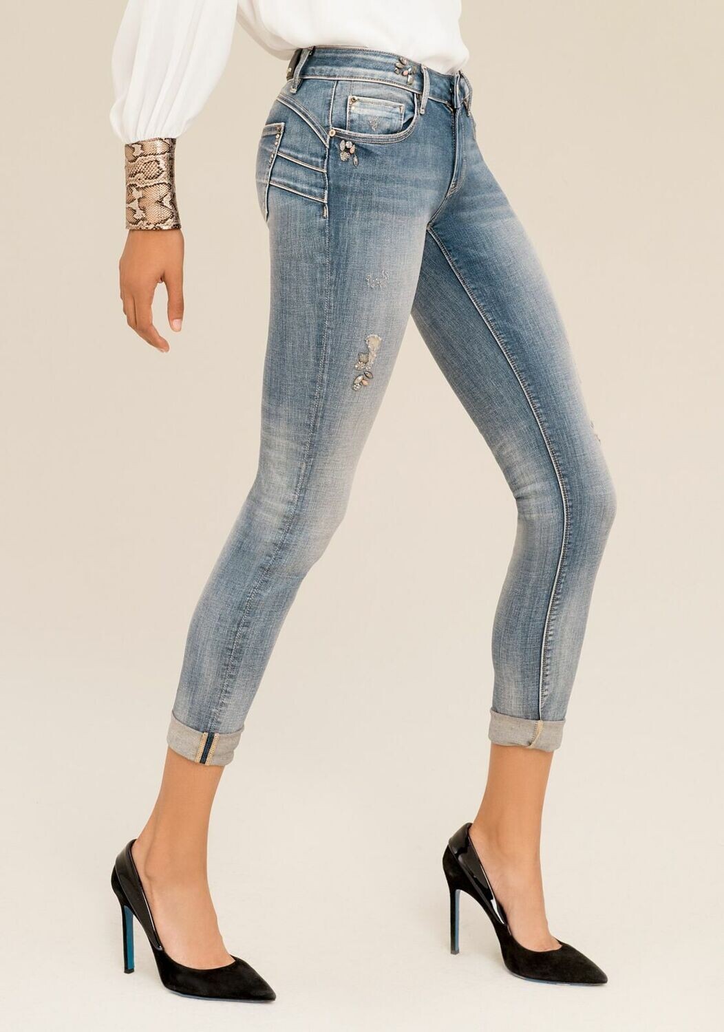 Jeans shape up con applicazioni