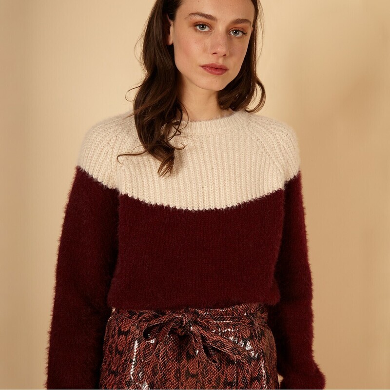 Maglione bicolor co taglio diritto.