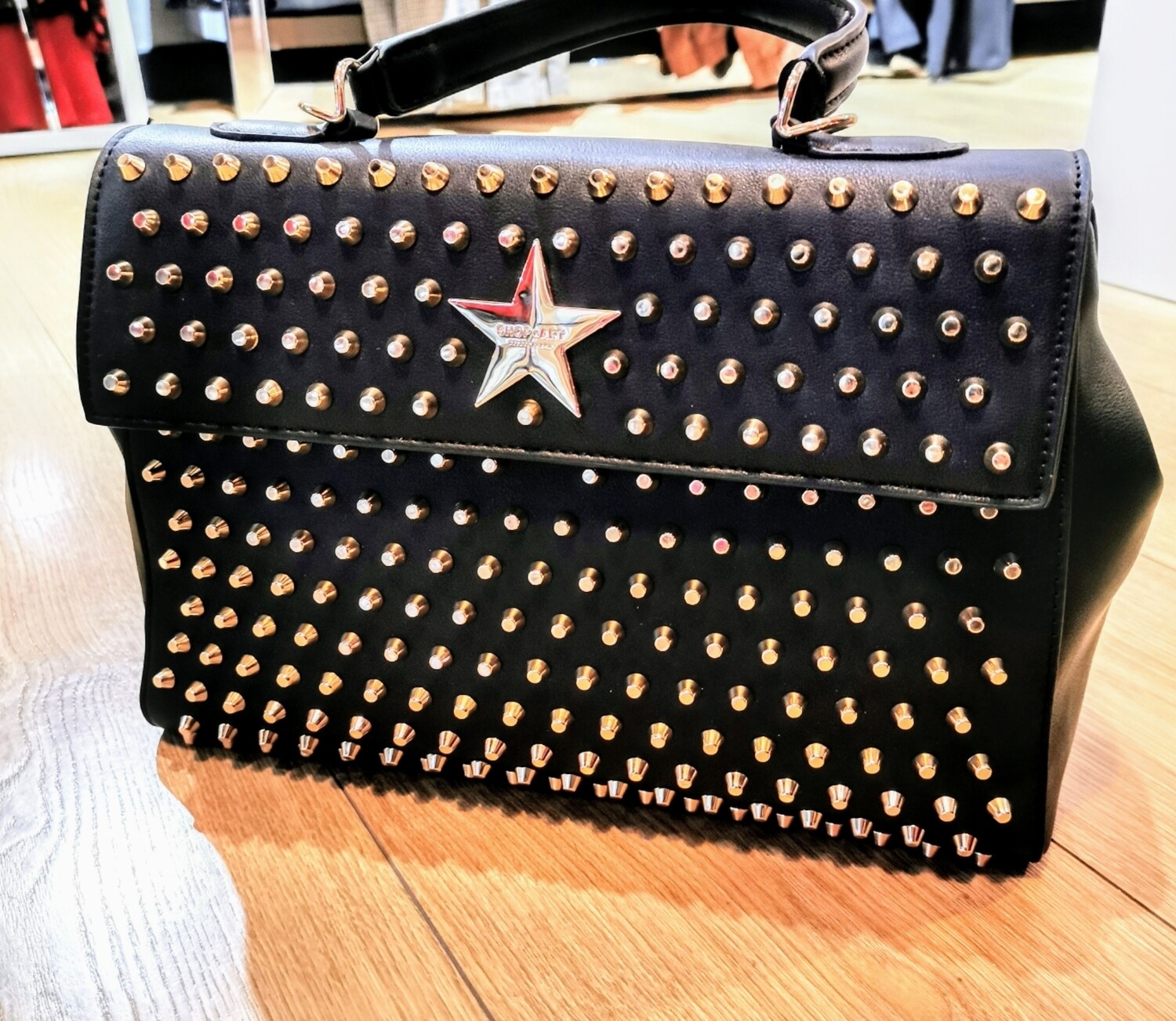 Borsa media con borchie oro e tracolla