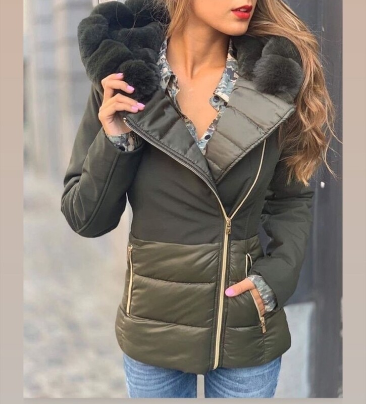 Piumino regular con cappuccio doppiato in eco pelliccia