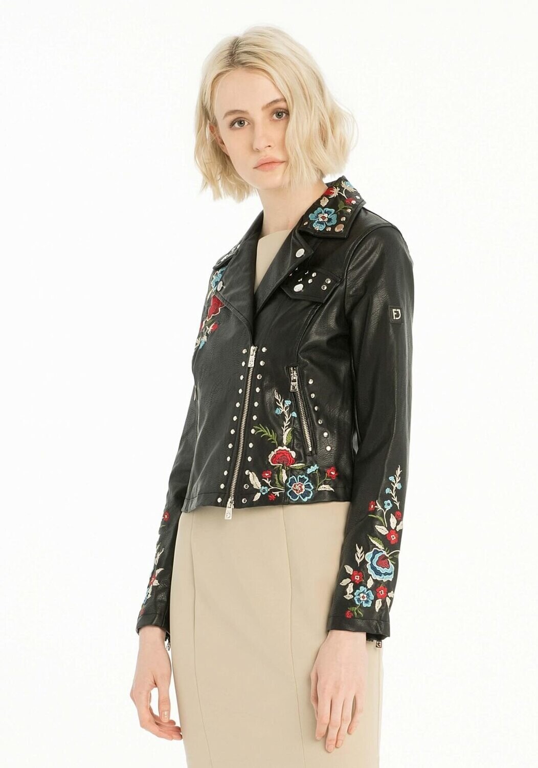 Giacca con borchie in ecopelle