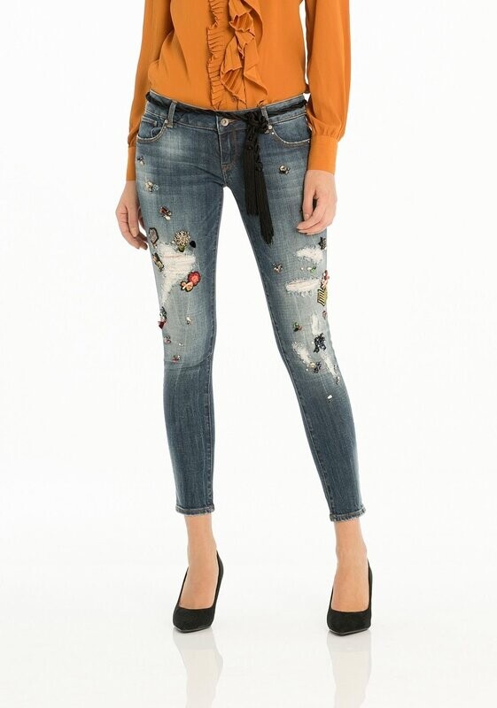 Jeans con cintura intrecciata e applicazioni