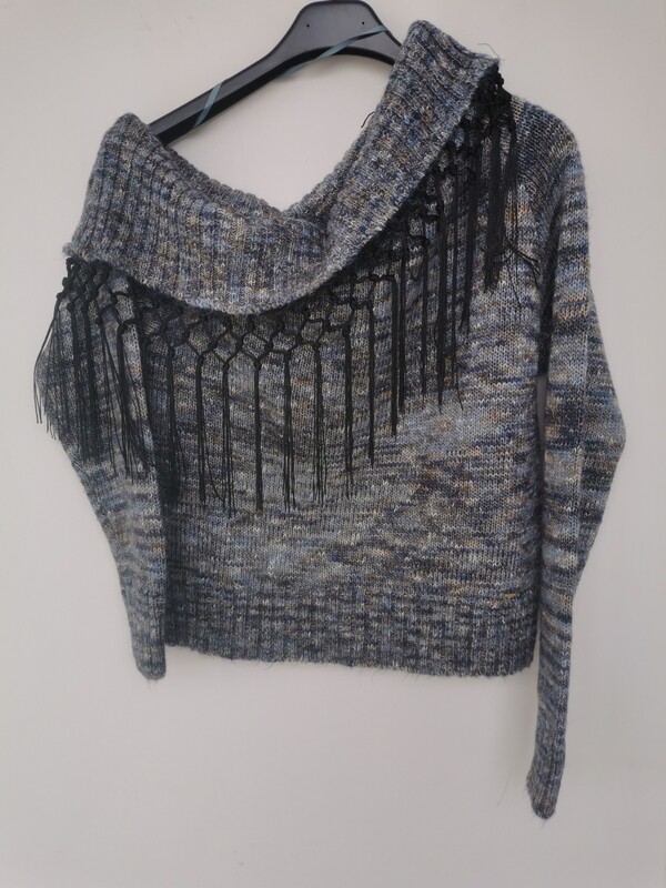 Maglione a spalla trasversale