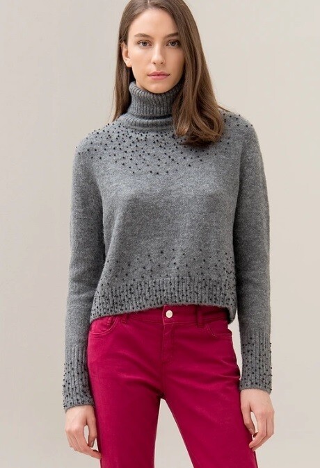 Maglia con applicazioni e collo dolcevita