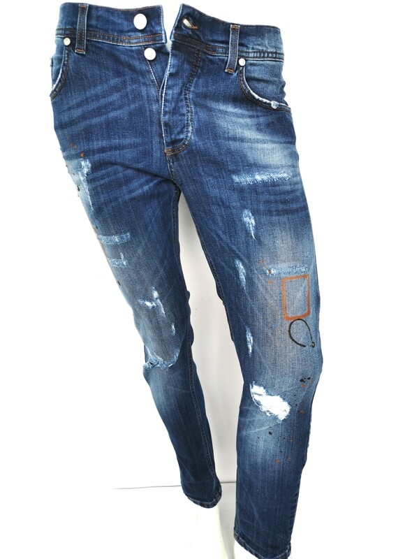 Jeans con rotture e disegni