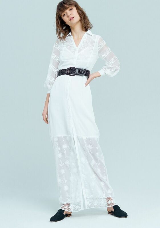 Vestito lungo bianco con cinturone.