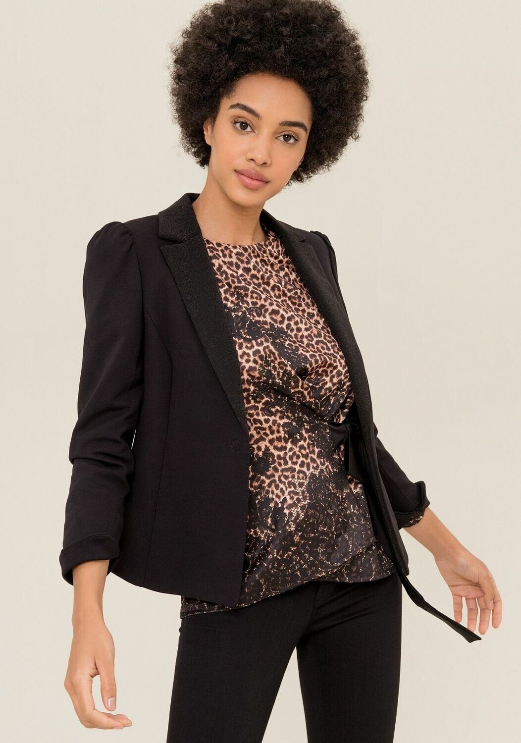 Giacca con spalline arricciate