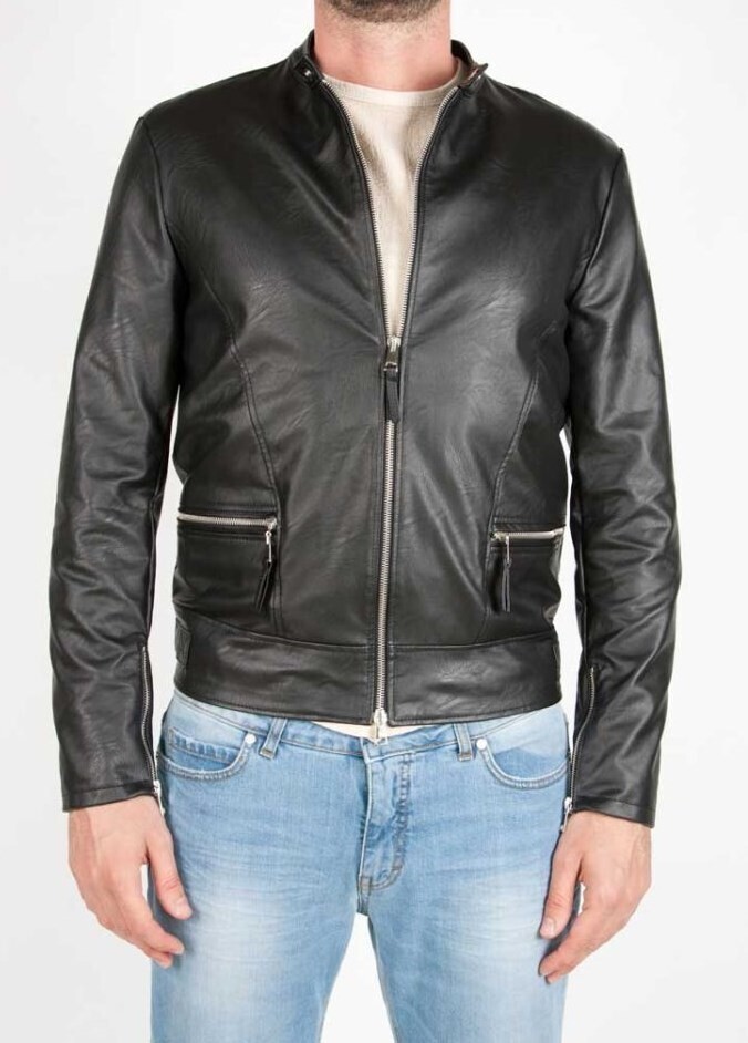 Giubbino in ecopelle con cerniere e collo coreano.