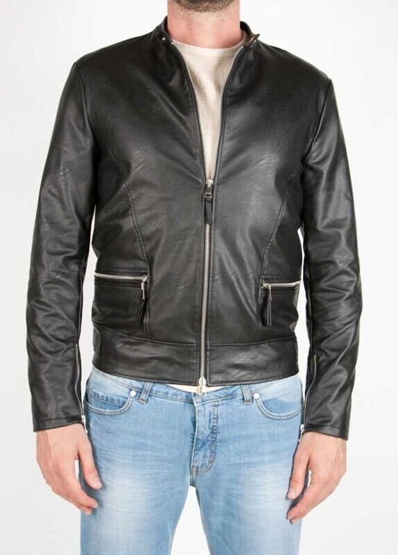 Giubbino in ecopelle con cerniere e collo coreano.